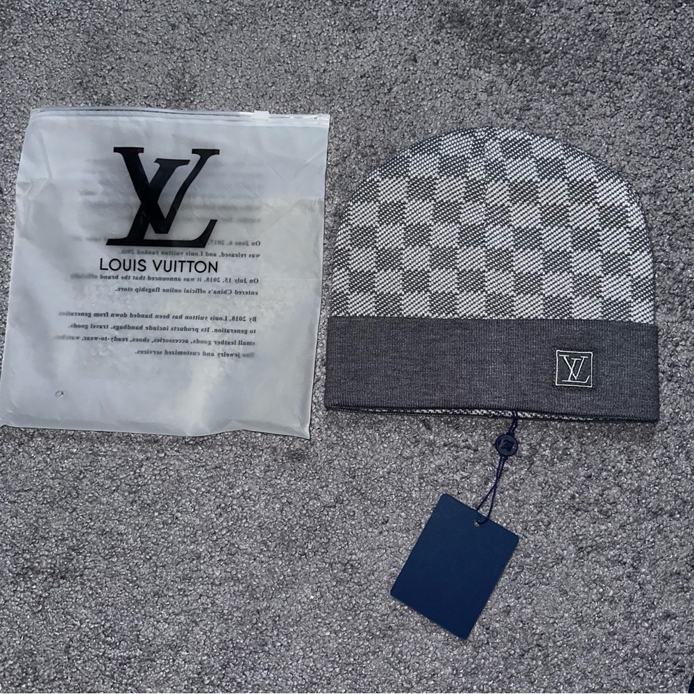 Louis Vuitton Beanie Damier Petite
Grey/Gray
